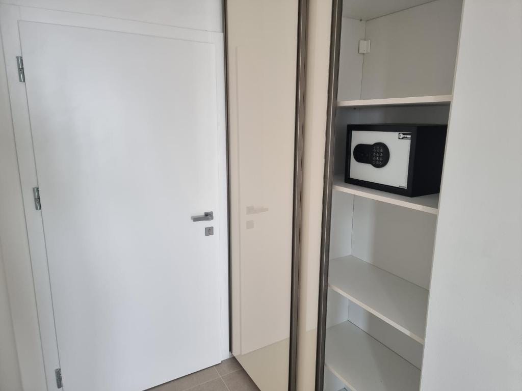 Shark Deluxe | One Bedroom Apartment - Image 2