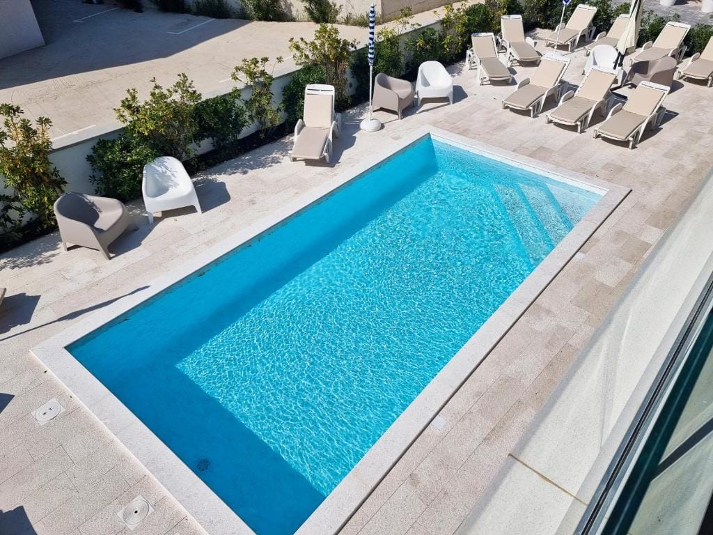 Shark Deluxe | One Bedroom Apartment - Image 6