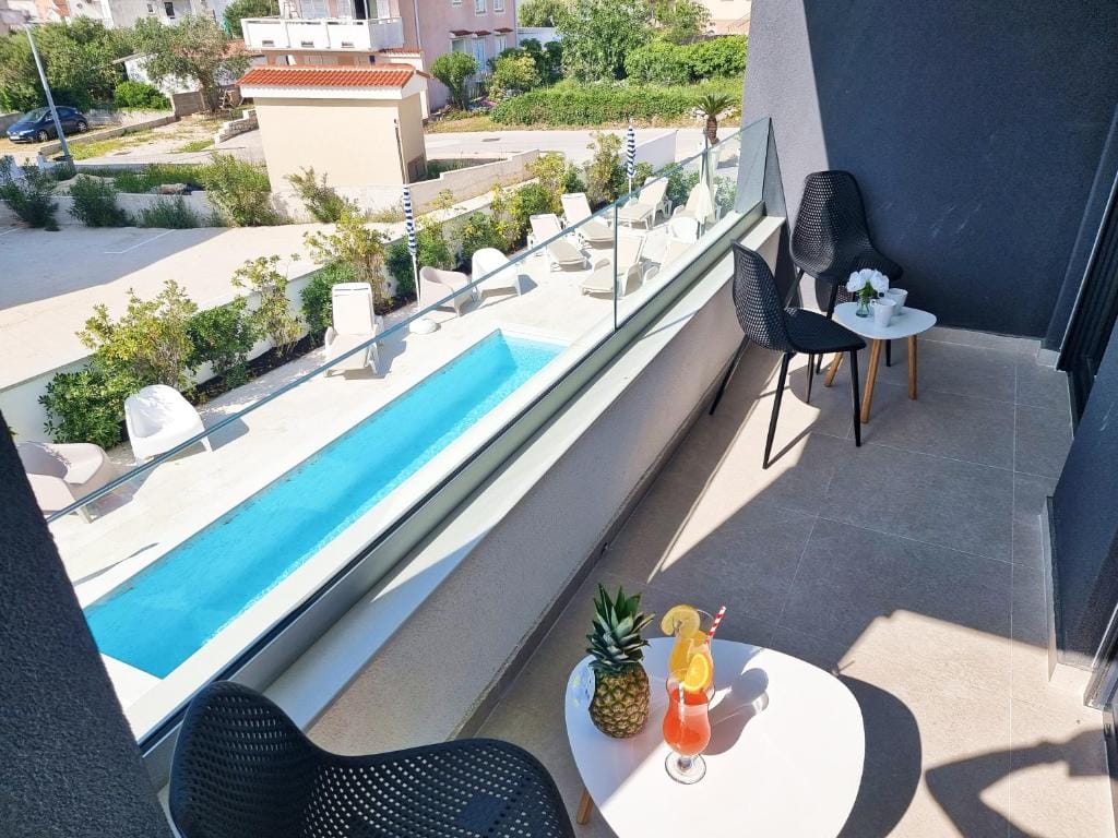 Shark Deluxe | One Bedroom Apartment - Image 9